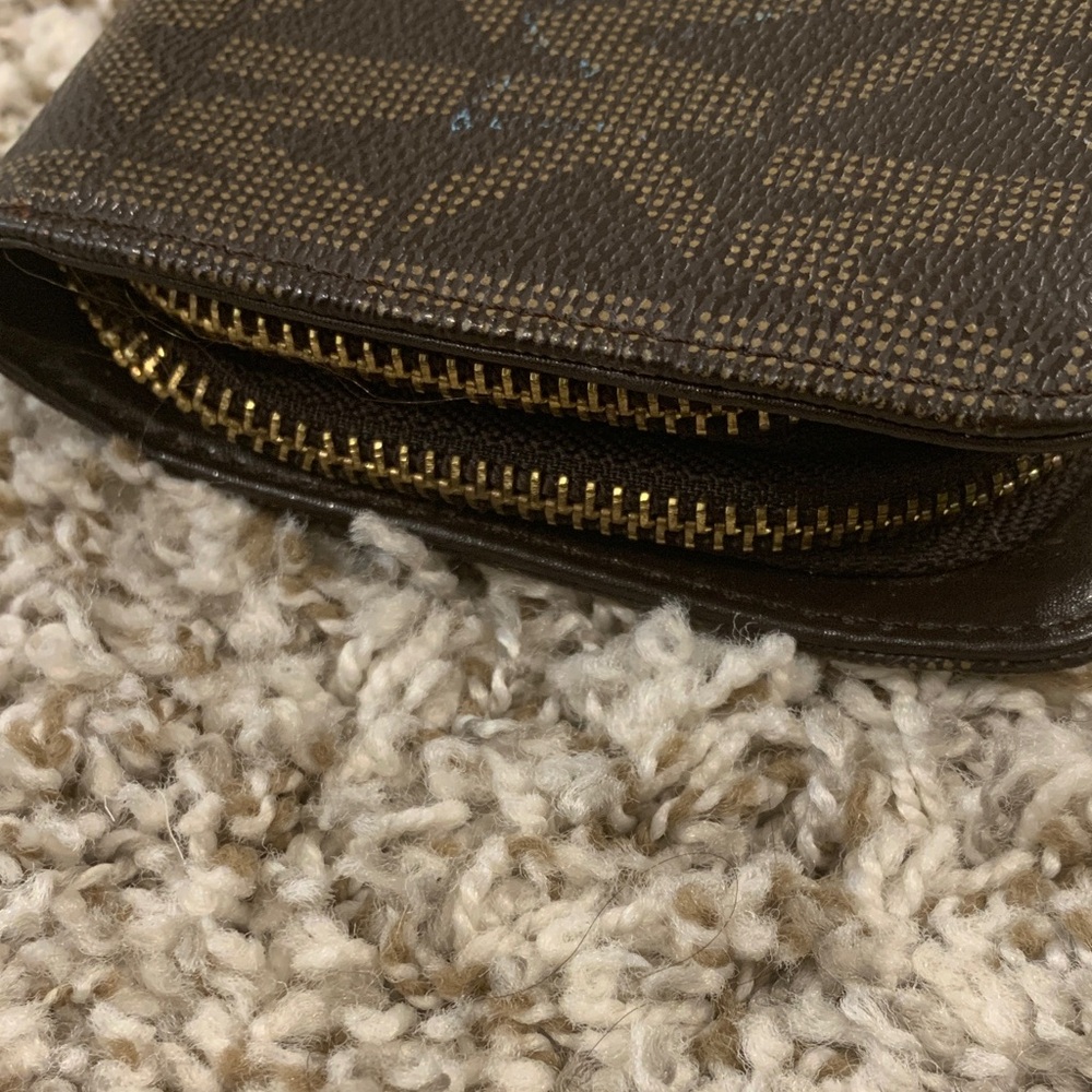 SALE❤️❤️❤️Michael Kors Brown Monogram Zip Wallet with Gold Logo - Picture 4 of 6